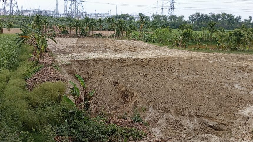 ‎বিদ্যুৎ সঞ্চালন কেন্দ্রের পাশে মগের মুল্লুক: ভেড়ামারায় রাতে চলছে সরকারি জমি কেটে মাটি বিক্রি