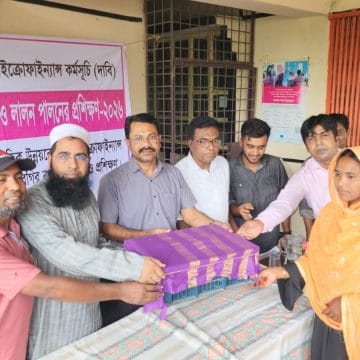 ‎ব্র্যাকের উদ্যোগে ভেড়ামারায় ১২০০ হাঁস-মুরগি বিতরণ ও নারীদের প্রশিক্ষণ