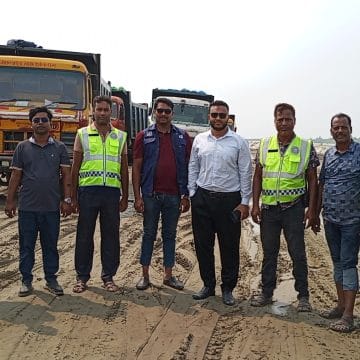‎ভেড়ামারায় পদ্মা নদীর পাড়ে অবৈধভাবে মাটি কাটার উৎসব, প্রশাসনের অভিযানে সরঞ্জাম জব্দ