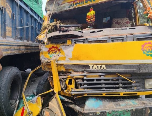 ‎ভেড়ামারায় দুই ট্রাকের মুখোমুখি সংঘর্ষ, চালক-হেলপারসহ আহত ৩
