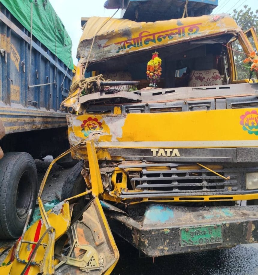 15263 ভেড়ামারায় দুই ট্রাকের মুখোমুখি সংঘর্ষ, চালক-হেলপারসহ আহত ৩