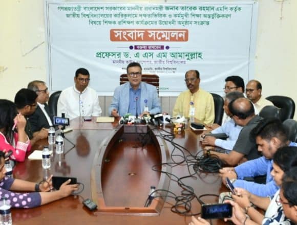 দক্ষতা উন্নয়ন এবং কর্মসংস্থান সৃষ্টির লক্ষ্যে কলেজ শিক্ষককে আইসিটি প্রশিক্ষণ দিচ্ছে জাতীয় বিশ্ববিদ্যালয়