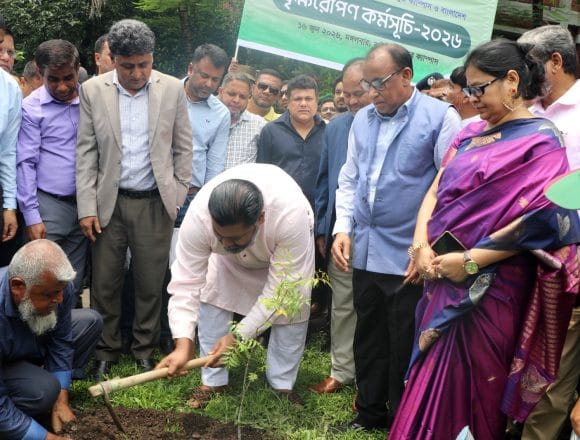 বাউবিতে ‘বৃক্ষরোপণ কর্মসূচি উদ্বোধন: সবুজ ক্যাম্পাস গড়ার প্রত্যয়
