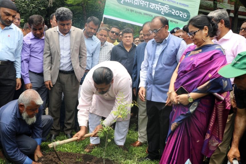 বাউবিতে ‘বৃক্ষরোপণ কর্মসূচি উদ্বোধন: সবুজ ক্যাম্পাস গড়ার প্রত্যয়