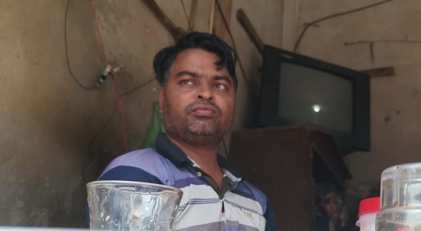 ভিক্ষা নয় পরিশ্রম করেই সংসার চালান প্রতিবন্ধী কদম আলী