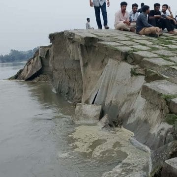 গঙ্গাচড়ায় এক বছর যেতে না যেতেই এলজিইডির ১৪ লক্ষ টাকা নদী গর্ভে বিলীন