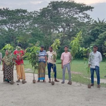 কয়রায় বিশ্ব পরিবেশ দিবস পালন,সবুজ পৃথীবি গড়ার প্রত্যায় গাছের চারা বিতরন