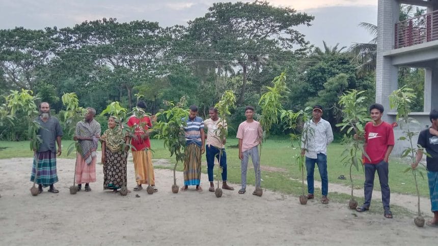 কয়রায় বিশ্ব পরিবেশ দিবস পালন,সবুজ পৃথীবি গড়ার প্রত্যায় গাছের চারা বিতরন
