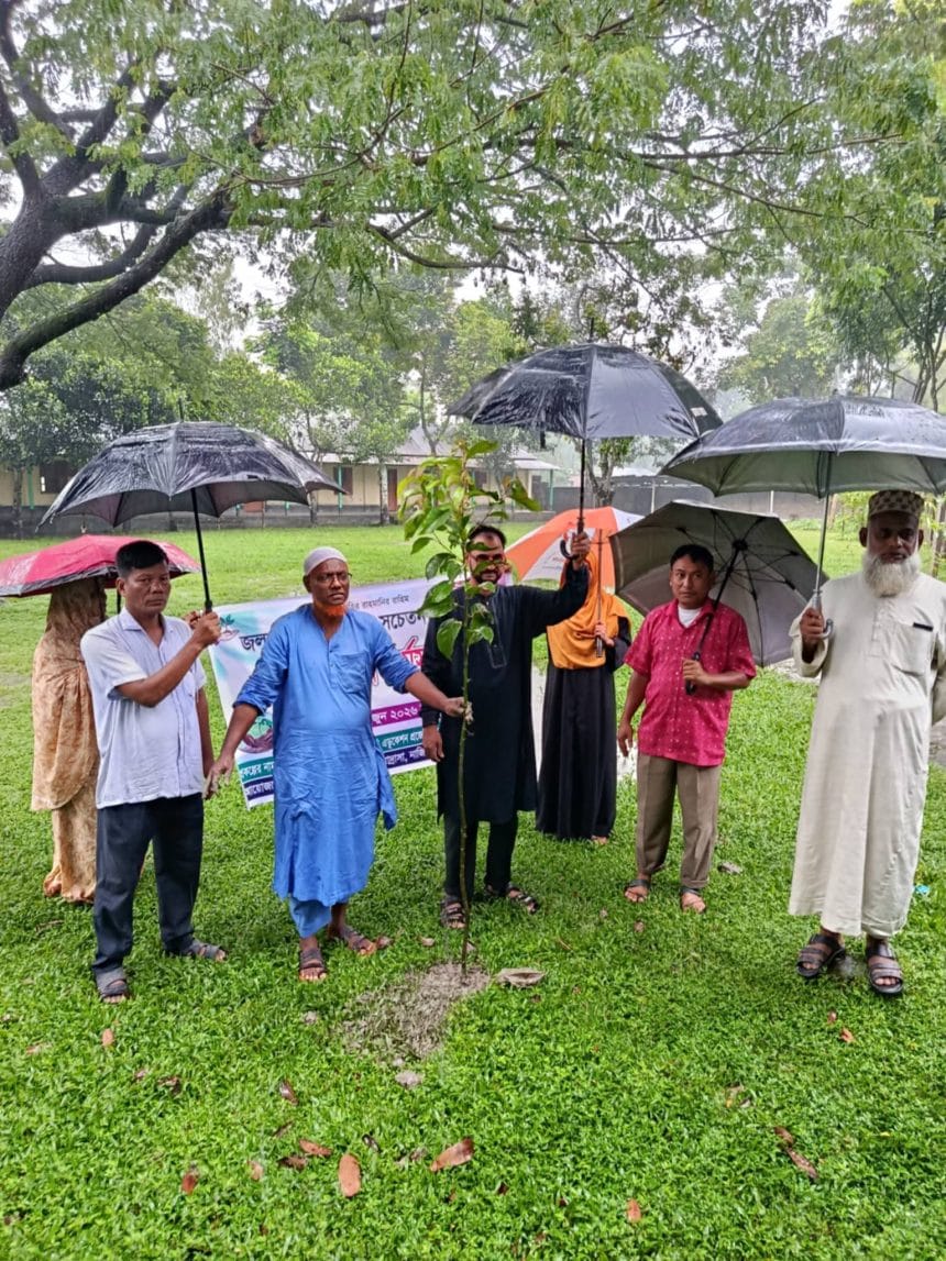 রাজারহাটে ‘ওয়ান চাইল্ড-ওয়ান ট্রি’ কর্মসূচির আওতায় বড়ঘাট গমির উদ্দিন দাখিল মাদ্রাসায় র‍্যালি ও বৃক্ষরোপন