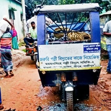 শ্রীপুরে ছাত্রলীগ নেতা কর্তৃক পল্লী বিদ্যুতের গাড়ি ও সরঞ্জামাদি ভাংচুর মারপিটে লাইনম্যান আহত
