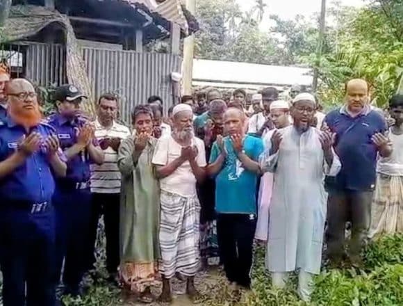 রাজারহাটে মায়ের মৃত্যুর পর জানাজা ও দাফনেও বাবাকে ঘরবন্দি করে রাখে সন্তান