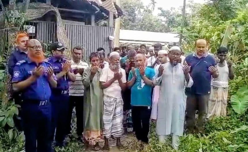 রাজারহাটে মায়ের মৃত্যুর পর জানাজা ও দাফনেও বাবাকে ঘরবন্দি করে রাখে সন্তান