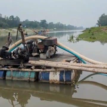 বিএনপি নেতাদের নাম ভাঙিয়ে বগুড়ার শেরপুরে বাঙালি নদী থেকে অবৈধভাবে ফের বালু উত্তোলন,ভাঙছে ফসলি জমি 