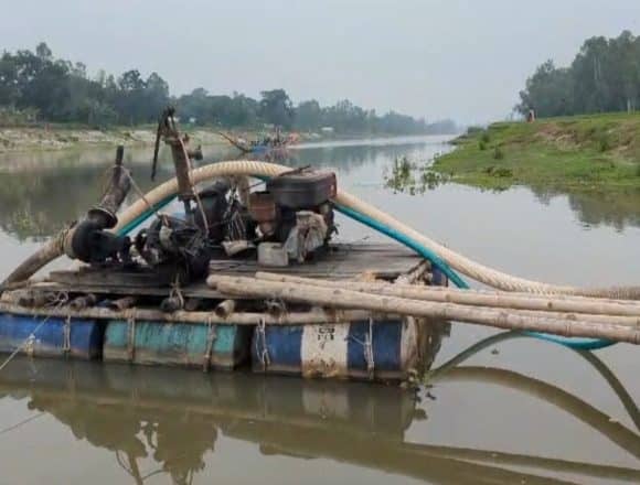 1000077979 বিএনপি নেতাদের নাম ভাঙিয়ে বগুড়ার শেরপুরে বাঙালি নদী থেকে অবৈধভাবে ফের বালু উত্তোলন,ভাঙছে ফসলি জমি