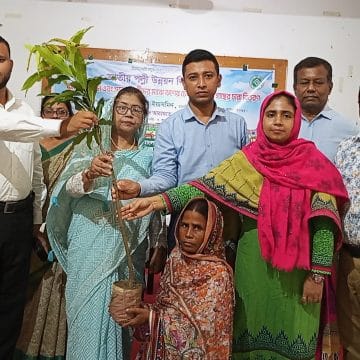 ‎ভেড়ামারায় জাতীয় পল্লী উন্নয়ন দিবস পালন: সুফলভোগীদের মাঝে ঋণ ও চারা বিতরণ