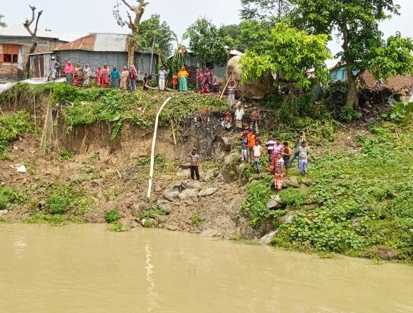 ‎ভিটেমাটি হারানোর ঝুঁকিতে হাজারো পরিবার ভেড়ামারায় পদ্মার তীব্র ভাঙন: স্থায়ী বাঁধের দাবিতে ফয়জুল্লাহপুরে এলাকাবাসীর আকুতি
