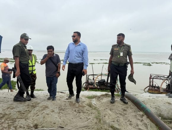 ‎ভেড়ামারায় জিও ব্যাগের পাশ থেকে অবৈধ বালু উত্তোলন: ড্রেজার ও সরঞ্জাম জব্দ
