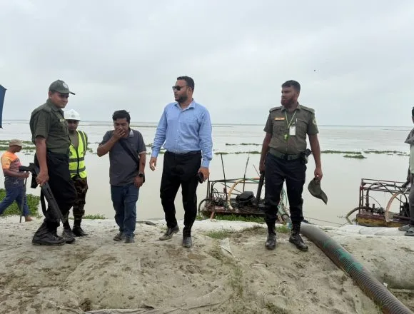 20220 ভেড়ামারায় জিও ব্যাগের পাশ থেকে অবৈধ বালু উত্তোলন: ড্রেজার ও সরঞ্জাম জব্দ