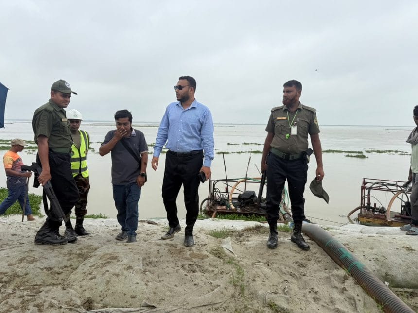 20220 ভেড়ামারায় জিও ব্যাগের পাশ থেকে অবৈধ বালু উত্তোলন: ড্রেজার ও সরঞ্জাম জব্দ