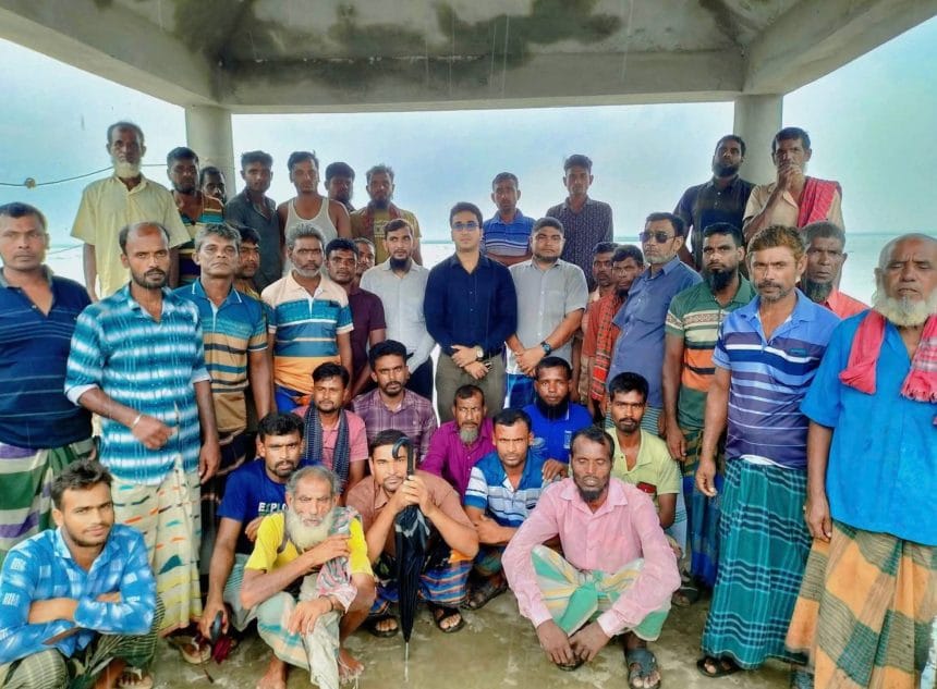 21128 জেলেদের জীবনমান উন্নয়নে ভেড়ামারায় পদ্মা পাড়ে মতবিনিময় সভা অনুষ্ঠিত