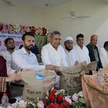 গাজীপুরের শ্রীপুরে ৩ হাজার কৃষকের মাঝে বিনামূল্যে বীজ সার ও কৃষি উপকরণ বিতরণ