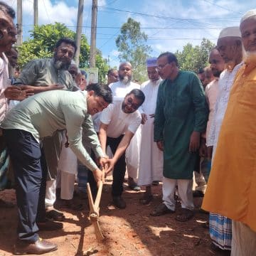 IMG-20260703-WA0016(1) শ্রীপুরে ন্যাশনাল পোল্ট্রি মোড় থেকে মুসার ভিটা পর্যন্ত ১ কিলোমিটার রাস্তার কার্পেটিং কাজের উদ্বোধন