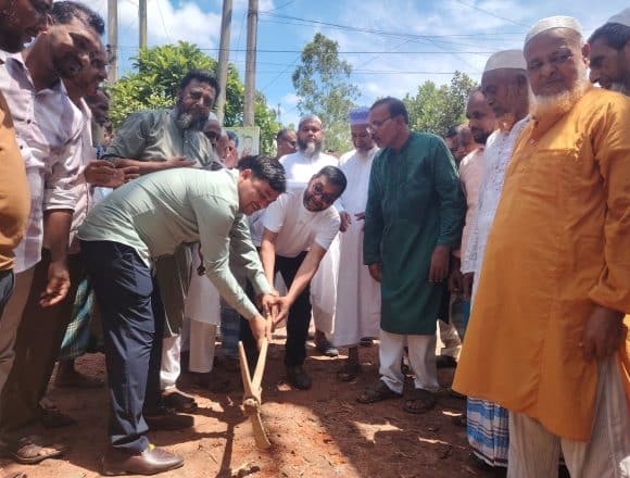 শ্রীপুরে ন্যাশনাল পোল্ট্রি মোড় থেকে মুসার ভিটা পর্যন্ত ১ কিলোমিটার রাস্তার কার্পেটিং কাজের উদ্বোধন