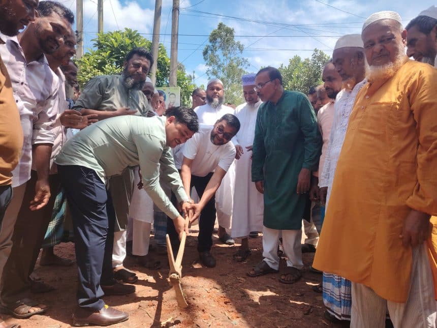 শ্রীপুরে ন্যাশনাল পোল্ট্রি মোড় থেকে মুসার ভিটা পর্যন্ত ১ কিলোমিটার রাস্তার কার্পেটিং কাজের উদ্বোধন