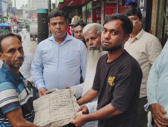 কাপাসিয়ায় ভয়াবহ আগুন: পুড়ল ৮ দোকান ও বসতবাড়ি, পাশে নবাগত ইউএনও