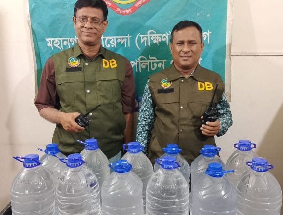 গাজীপুরে ডিবির অভিযানে চোলাই মদ তৈরির কারখানার সন্ধান, ১৫ লাখ ৭০ হাজার টাকার আলামত জব্দ