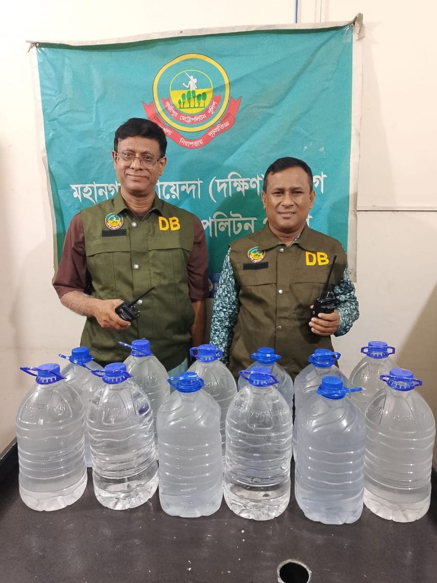 IMG-20260713-WA0006 গাজীপুরে ডিবির অভিযানে চোলাই মদ তৈরির কারখানার সন্ধান, ১৫ লাখ ৭০ হাজার টাকার আলামত জব্দ
