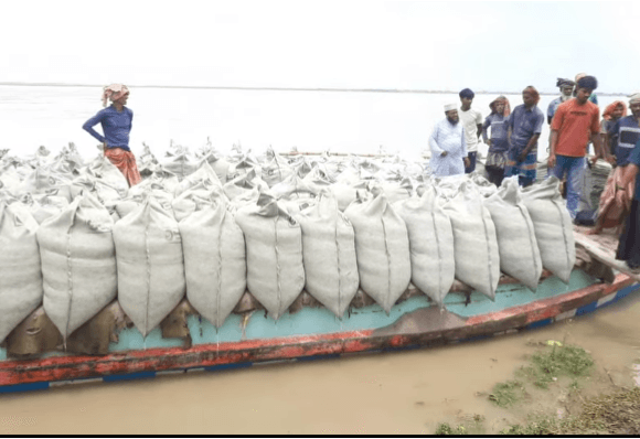 পদ্মার ভাঙন থেকে বসতভিটা রক্ষায় ভেড়ামারায় জিও ব্যাগ ফেলা শুরু