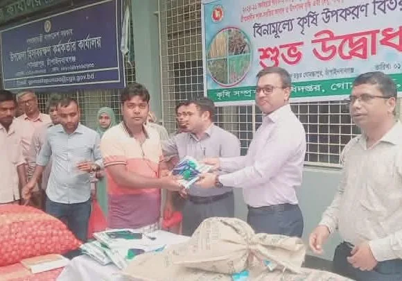 Messenger_creation_2112575139292305 গোমস্তাপুরে বিনামূল্যে কৃষি প্রণোদনা সামগ্রী বিতরণের