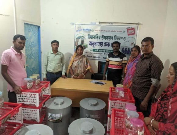 কয়রায় বীজ বাড়ির উপকরণ বিতরণ ও অনুদানের চেক হস্তান্তর