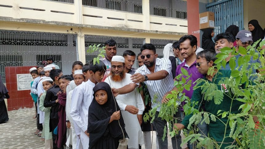 রাজশাহীতে যুবদলের উদ্যোগে বৃক্ষ রোপণ ও বিতরণ
