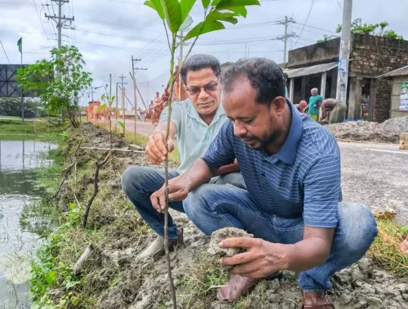 received_1319814006981207 উপকূলীয় কয়রায় সবুজ বিপ্লবের ডাক, বৃক্ষরোপণে বিএনপি নেতা এম এ হাসান