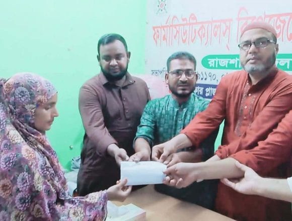 received_1552361699697335 রাজশাহীতে প্রয়াত দুই ওষুধ প্রতিনিধির পরিবারের পাশে ফারিয়া ও আরএসএম ফোরাম