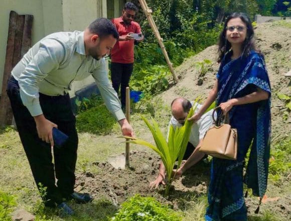 সবুজে সাজুক ভেড়ামারা: উপ-ভূমি সংস্কার কমিশনারের বৃক্ষরোপণ কর্মসূচি