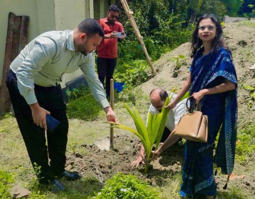 23018 সবুজে সাজুক ভেড়ামারা: উপ-ভূমি সংস্কার কমিশনারের বৃক্ষরোপণ কর্মসূচি