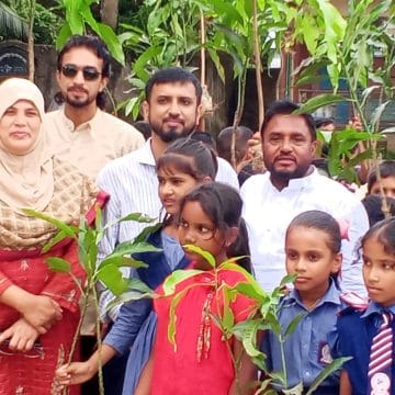 শ্রীপুরে বৃক্ষরোপণ কর্মসূচিতে শিক্ষার্থীদের মাঝে ৬০০ আমগাছের চারা বিতরণ