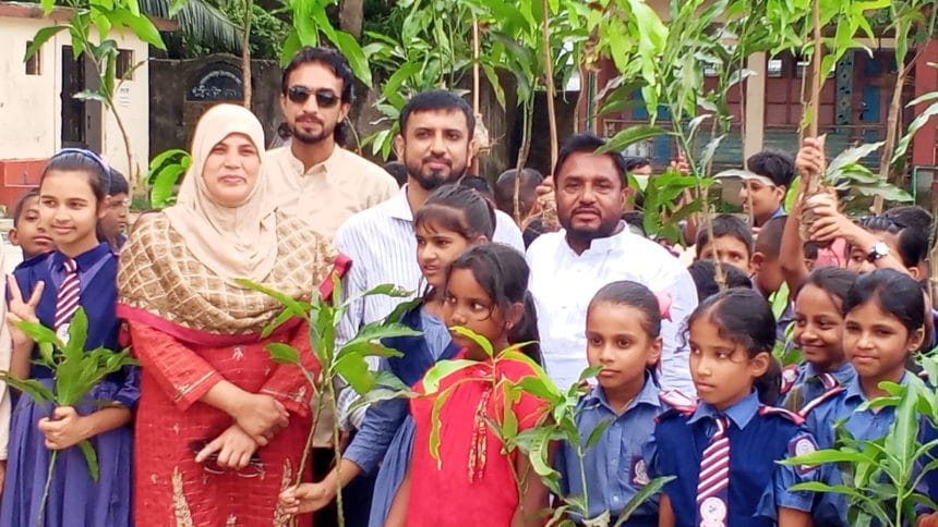 শ্রীপুরে বৃক্ষরোপণ কর্মসূচিতে শিক্ষার্থীদের মাঝে ৬০০ আমগাছের চারা বিতরণ