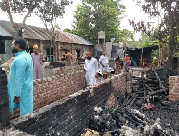 রাজারহাটের নাজিমখানে আগুনে পুড়ে যাওয়া বাড়িতে এনসিপি নেতার আর্থিক অনুদান-
