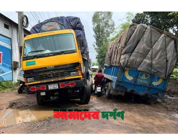 1000079465 খানাখন্দে আটকে গেছে দুই ট্রাক, বগুড়ার শেরপুরে মির্জাপুর-রাণীরহাট সড়কে তীব্র যানজট