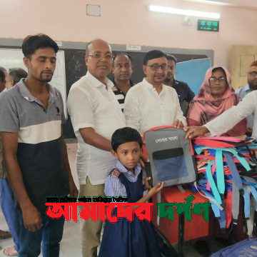 ভেড়ামারা ধরমপুরে সোনার বাংলা’র উদ্যোগে কোমলমতি শিক্ষার্থীদের মাঝে বিনামূল্যে স্কুল ব্যাগ বিতরণ