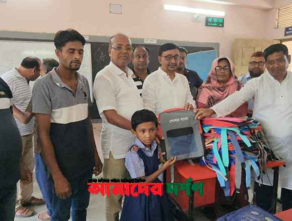 ভেড়ামারা ধরমপুরে সোনার বাংলা’র উদ্যোগে কোমলমতি শিক্ষার্থীদের মাঝে বিনামূল্যে স্কুল ব্যাগ বিতরণ