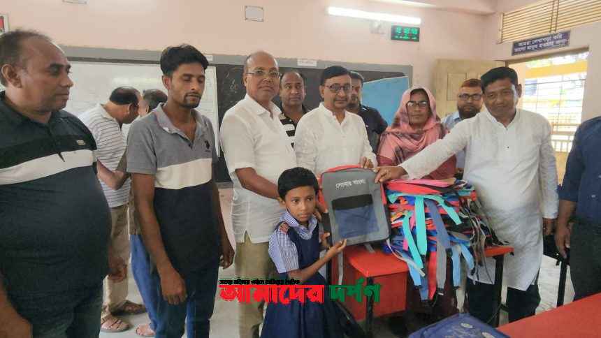 26665 ভেড়ামারা ধরমপুরে সোনার বাংলা’র উদ্যোগে কোমলমতি শিক্ষার্থীদের মাঝে বিনামূল্যে স্কুল ব্যাগ বিতরণ