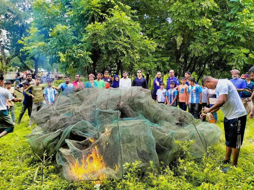 ভেড়ামারায় ৩ লাখ টাকার নিষিদ্ধ চায়না দুয়ারি জাল জব্দ, জনসম্মুখে ধ্বংস