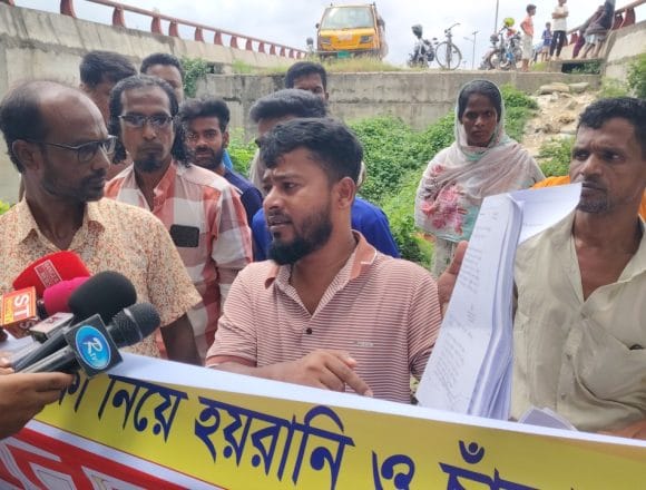 IMG-20260901-WA0021 শ্রীপুরে বরমী ব্রিজের সংযোগ সড়কের জমির টাকা নিয়ে বিরোধ, মানববন্ধন