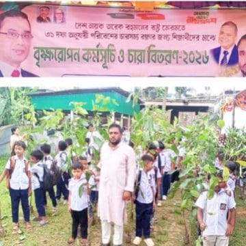 শ্রীপুরে শিক্ষার্থীদের হাতে ৩৫০ জামগাছের চারা, সবুজায়নের নতুন উদ্যোগ