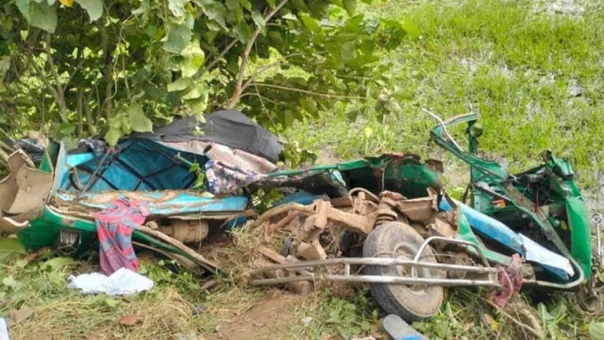 কালিয়াকৈরে কাভার্ডভ্যান ও সিএনজির মুখোমুখি সংঘর্ষে নিহত ৪ আহত ১